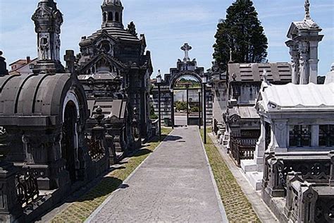 Sicario Lo Asesinó A Balazos En La Mismísima Puerta Del Cementerio San