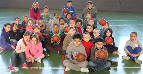 Saint Loup sur Semouse Les écoliers du centre sinitient au basket