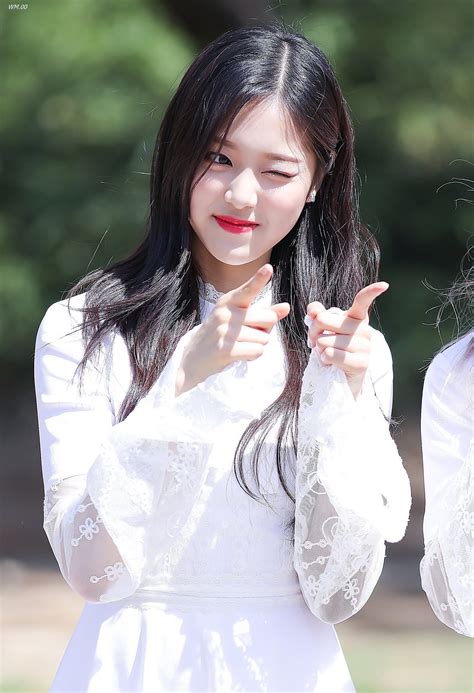 현진 Hyunjin Loona Kpop Girls Girl Korean Girl Groups