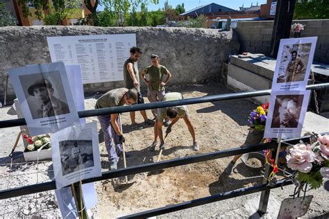 Inician La Primera Exhumaci N De Fosas Comunes De La Guerra Civil En