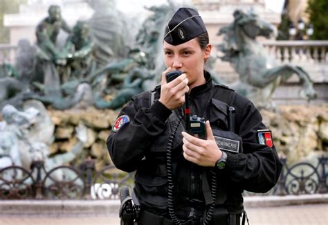 Pelot E Par Un Musulman Albanais La Puissante Femme Gendarme En Larmes