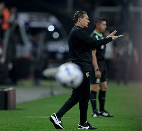 Luxemburgo analisa vitória do Corinthians e comenta gol perdido por