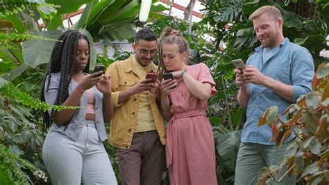 grupo de personas ocupadas usando sus telefonos celulares dentro de