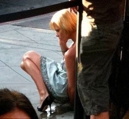 Jaime Pressly Peeing Outside A Restaurant Of The Day