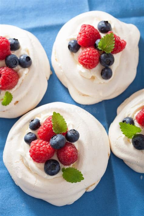 Bolo Da Merengue De Pavlova Creme E Baga Foto De Stock Imagem De