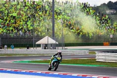 Foto Momen Haru Valentino Rossi Dengan Fansnya Di Misano