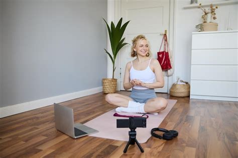 Portrait d une jeune blogueuse de fitness montrant des exercices à ses