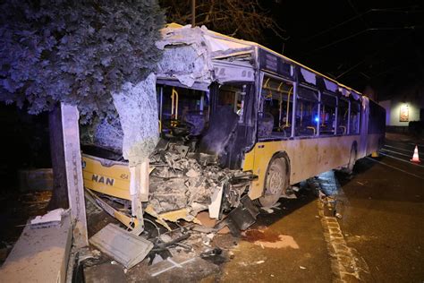 Schwerer Unfall in Dresden Linienbus kracht gegen Bäckerei Radio Dresden