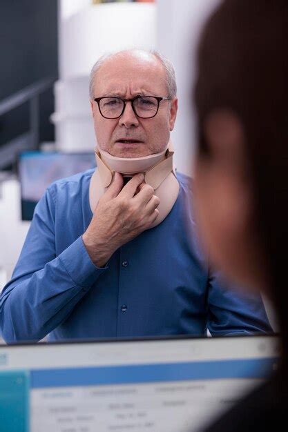 Paciente Anciano Con Cuello Cervical En La Sala De Espera Del Hospital