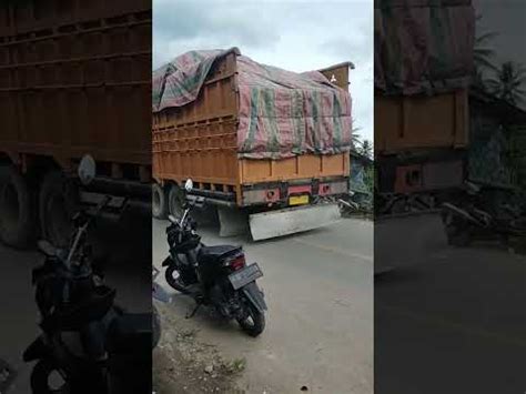 Ketika Truk Tronton Oren Ini Melewati Jalan Sempit Gunakan Tolelot