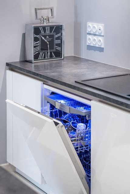 Cuisine Siematic Design En Laque Blanche Avec Un Lot Central