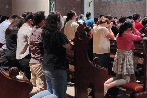 Foto Khusyuknya Jemaah Ikuti Ibadah Jumat Agung Di Gereja Katedral