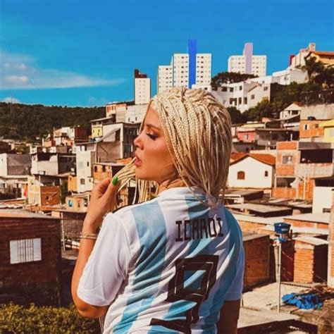 Wanda Nara Recorre Los Pasillos De Una Favela De Brasil Para Su Nuevo