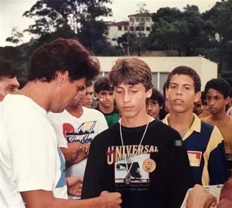 Ronaldo In Line For Roberto Dynamite S Autograph Em Roberto