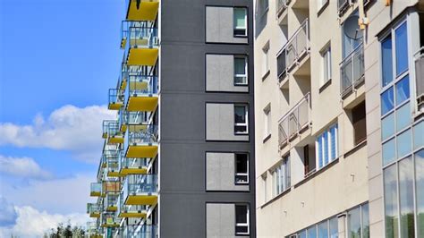 Edificio De Apartamentos Moderno En Un D A Soleado Fachada Exterior De