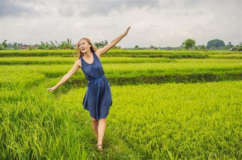 Mujer Joven En La Plantaci N De Campo De Arroz En Cascada Verde Bali