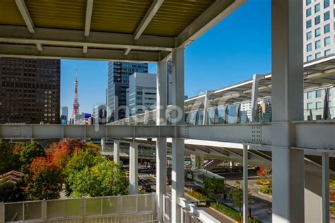 浜松町駅から東京ポートシティ竹芝まで続く歩行者デッキ（部分開通） No 4180775｜写真素材なら「写真ac」無料（フリー）ダウンロードok