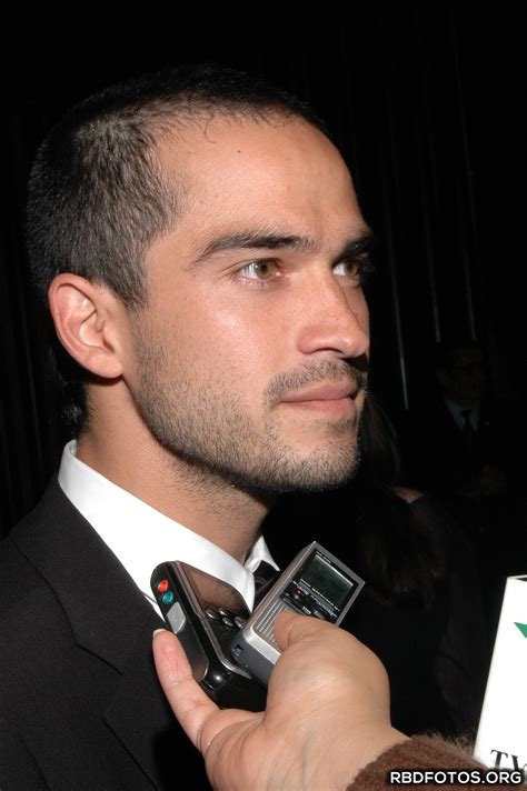 Alfonso Herrera No Tapete Vermelho Da Entrega Dos Pr Mios Ariel No