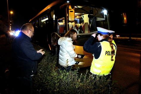 Wypadek Autokaru Z M Odzie I Dw Ch Samochod W Na Ul Lotniczej We