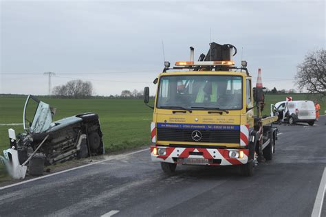 Zwei Verletzte bei schwerem Crash nahe Meißen Transporter kracht beim