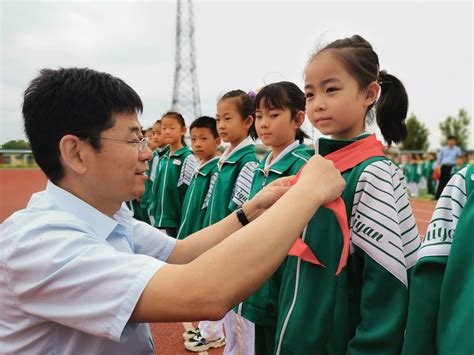 德州市实验小学春晖校区80名一年级学生入队 德州24小时