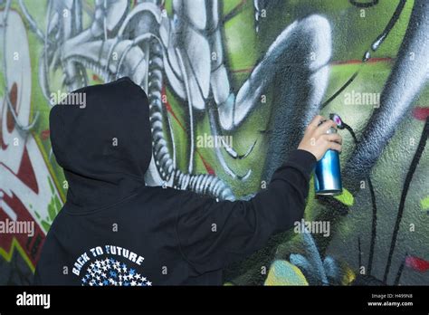 Teenagers, wall, graffiti, spray Stock Photo - Alamy