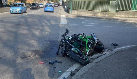 Lecco Auto Contro Moto Due Persone Ferite Lecco News Quotidiano