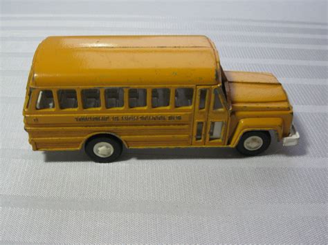 Vintage Tootsietoy Metal Yellow School Bus