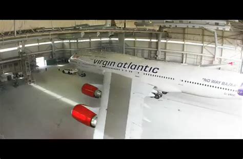 Timelapse: Boeing 747 paint job.