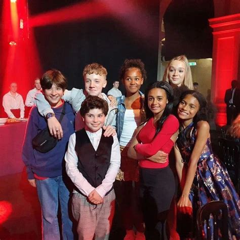 Elenco Infantil De Hotd Em Uma Wrap Party Da Temporada Em Ordem