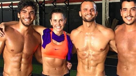 Deborah Secco mostra barriga seca ao lado marido após aula de crossfit