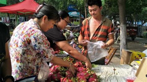 農村小伙擺攤賣水果：15塊錢一個的火龍果，大家排隊搶著要 每日頭條