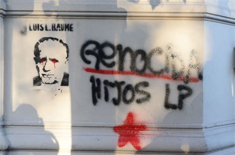 Con Pintadas Banderas Y Pancartas Volvieron A Escrachar En La Plata