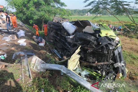 Enam Orang Tewas Dalam Kecelakaan Beruntun Di Tol Semarang Solo