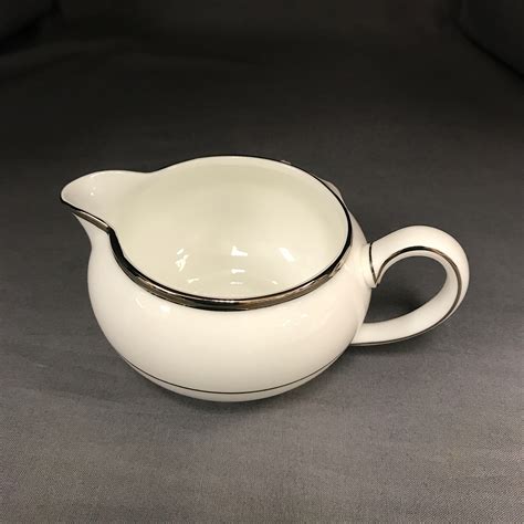 Wedgwood Carlyn Creamer Large Echo S China