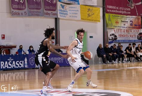 La Ristopro Fabriano Basket Si Congeda Dal Proprio Pubblico Con Una