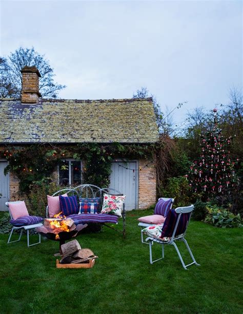 How Amanda Brooks Decorates Her Cotswold Farmhouse For Christmas Artofit