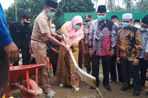 Gubernur Dan Istri Kompak Letakkan Batu Pertama Pembangunan Masjid