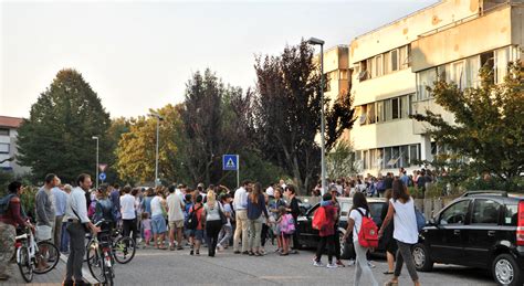 Fano Colla Nelle Serrature Agli Ingressi Per Entrare A Scuola Servono