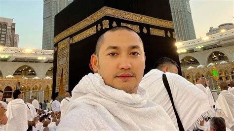 Potret Angga Wijaya Umrah Bareng Tunangan Jawab Tudingan Mantan Istri