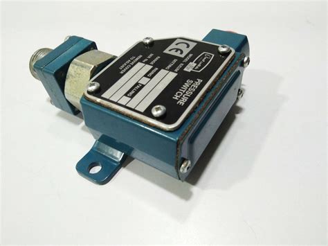 AMOT CONTROLS 8252M 2BKV2 AA PRESSURE SWITCH RANGE 0 69 2 07