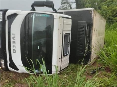 Caminhão tomba ao tentar desviar de veículo que fazia ultrapassagem