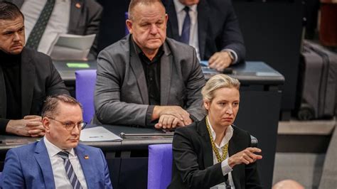 Eklat Im Bundestag Afd Mann Besetzt Chefsessel Was Ihm Droht Noz