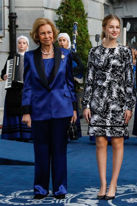 As Lleva La Reina Sof A El Traje De Chaqueta Satinado Con A Os