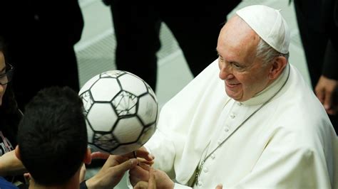 Papa a deportistas el fútbol es el deporte más bello del mundo