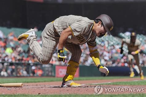 샌프란시스코와의 경기 중 몸에 공 맞은 김하성 연합뉴스