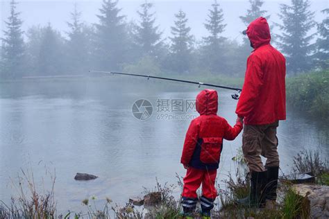 父亲和儿子一起在湖边高清图片下载 正版图片503585668 摄图网