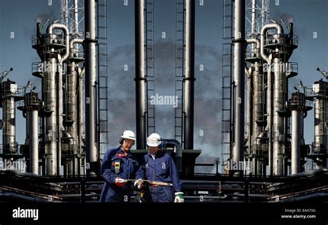 Oil Refinery Workers Pipes Hi Res Stock Photography And Images Alamy