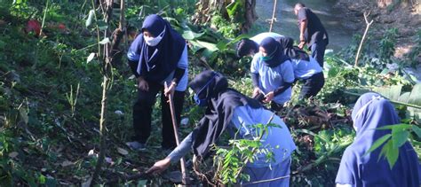 Peduli Lingkungan Mahasiswa KKN UM Dan Warga Bersama Adakan Kerja