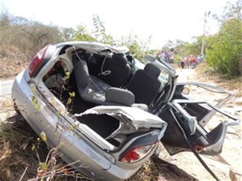 G1 Carreta invade contramão tomba e atinge carros deixando três